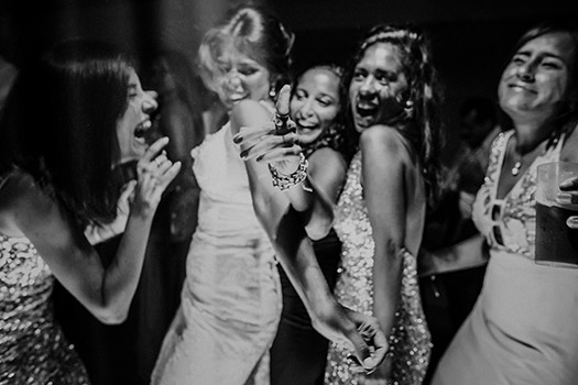 Complicidad entre la novia y sus amigas, bailando celebrando em la fiesta de boda, fotografía documental Ramón Herrera fotógrafo