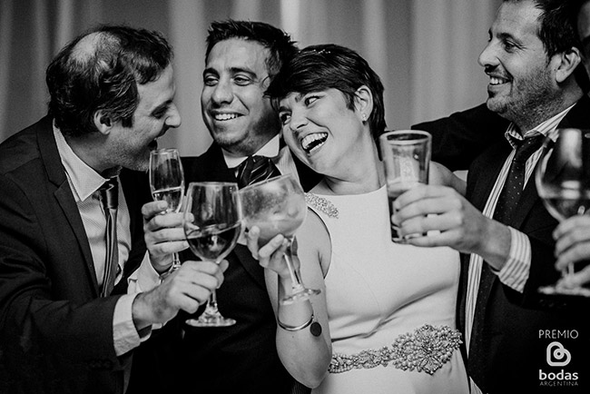 Complicidad entre la novia y los amigos en el brindis de boda, fotografía documental Ramón Herrera Fotógrafo
