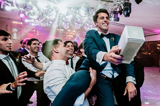 Diversión plena del novio y los amigos en su fiesta de boda, fotografía documental, Ramón Herrera Fotógrafo