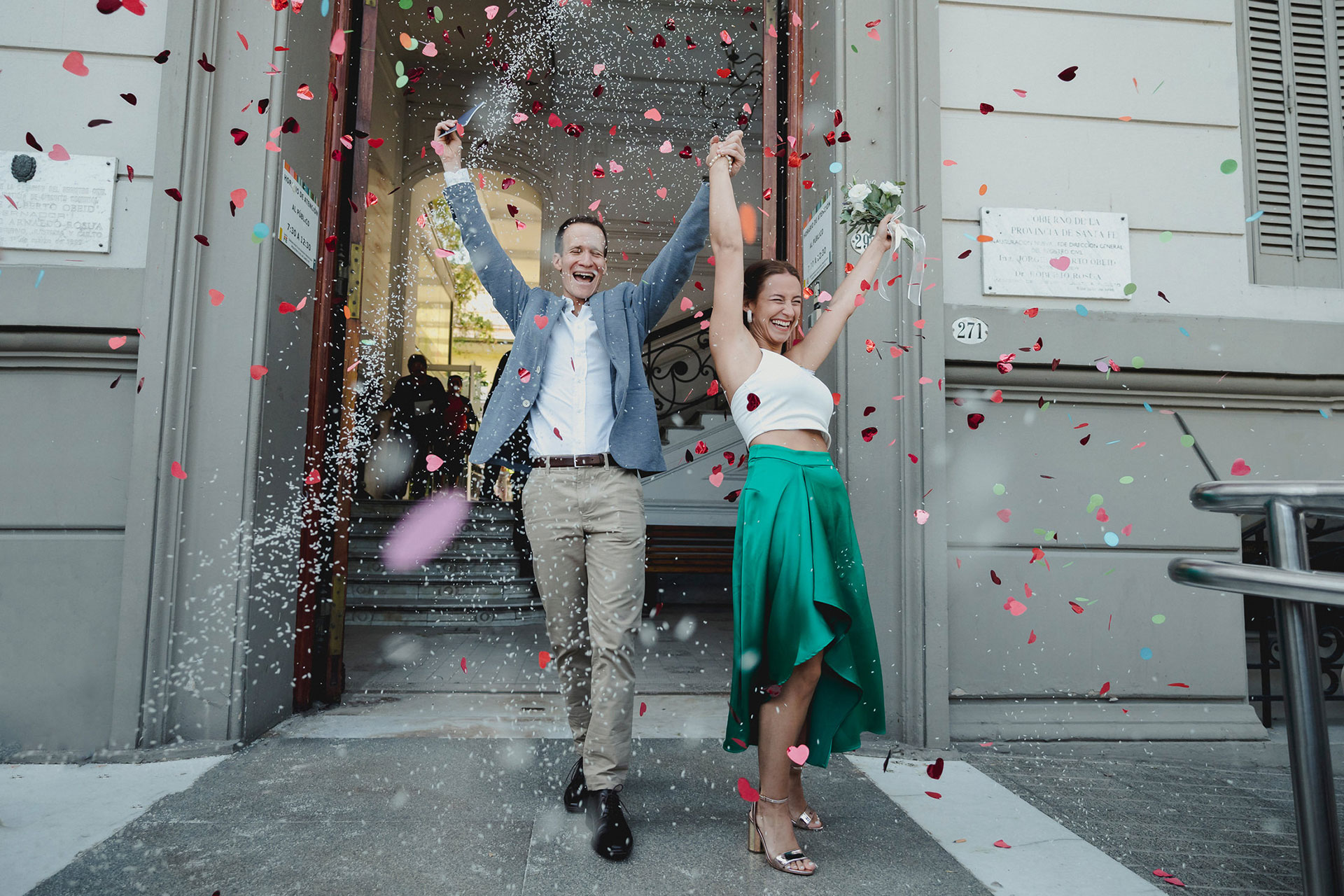 Florencia y Agustín celebran inmensamente felices a la salida del civil, fotografía documental de bodas Ramón Herrera fotógrafo