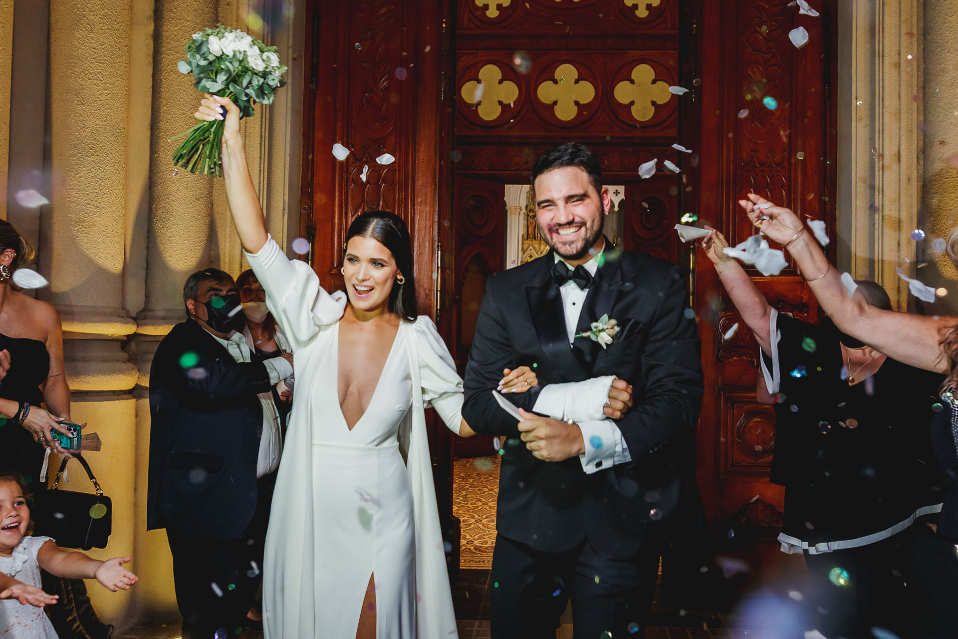 Inmensa felicidad de los novios a la salida de la iglesia, fotografía documental de bodas, Ramón Herrera fotógrafo
