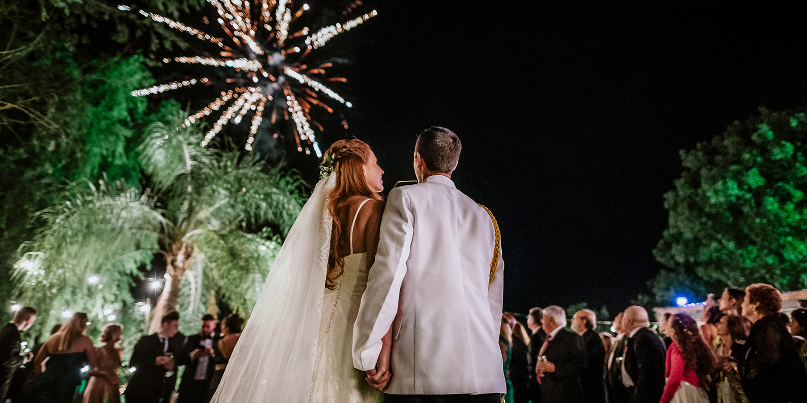 Fuegos artificiales en la celebración de boda, los novios junto a sus familiares, fotografía documental Ramón Herrera Fotógrafo