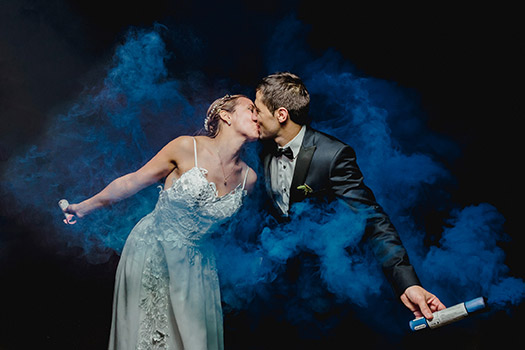 Alejandra y Fabricio plenamente felices en su fiesta de boda se besan, fotografía documental Ramón Herrera Fotógrafo
